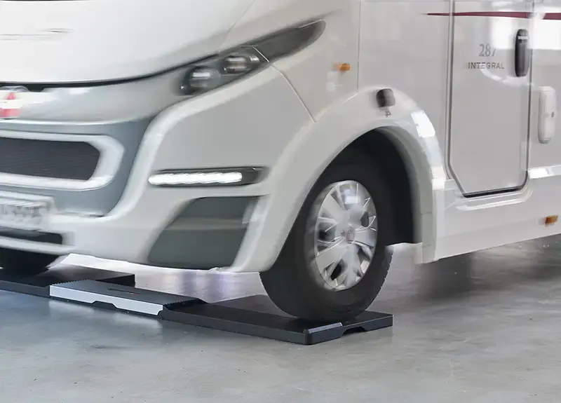 Mit dem DFT-Messsystem wird das Verhalten des Gesamtfahrwerks sauber nach Einzelrad analysiert. Mit dem DFT-Messsystem wird das Verhalten des Gesamtfahrwerks sauber nach Einzelrad analysiert.